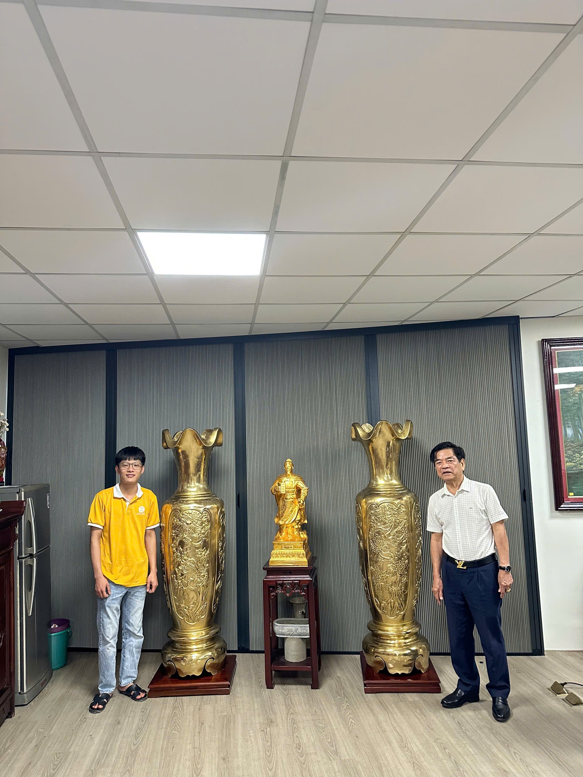 Đồ đồng Thiên Phúc bàn giao đôi lộc bình tứ quý 1m72 cho khách tại Hà Nội